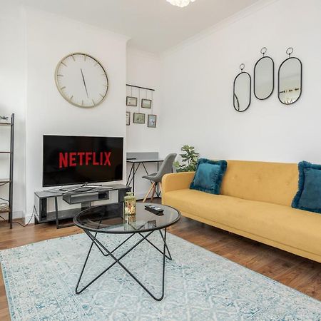 Entire Lovely Family Home With Parking, Wifi, Netflix, Self Check-In Londres Extérieur photo