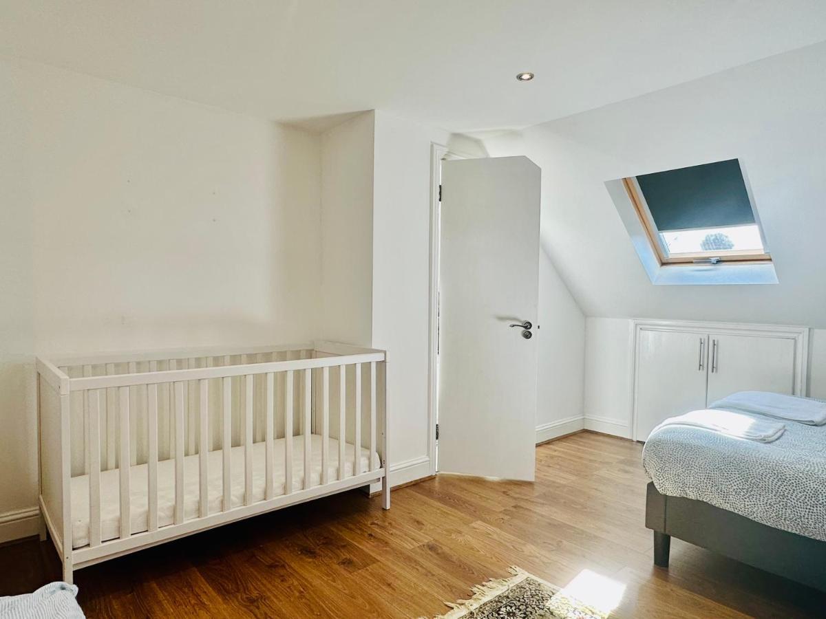 Entire Lovely Family Home With Parking, Wifi, Netflix, Self Check-In Londres Extérieur photo